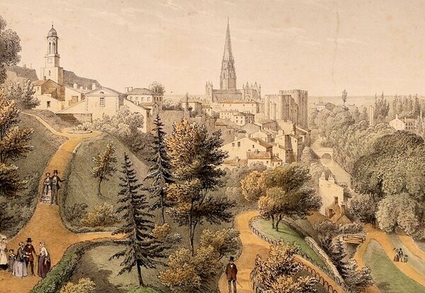Lithographie ancienne d'une ville du Poitou : église gothique à flèche élancée, jardins et promeneurs en costume XIXe siècle