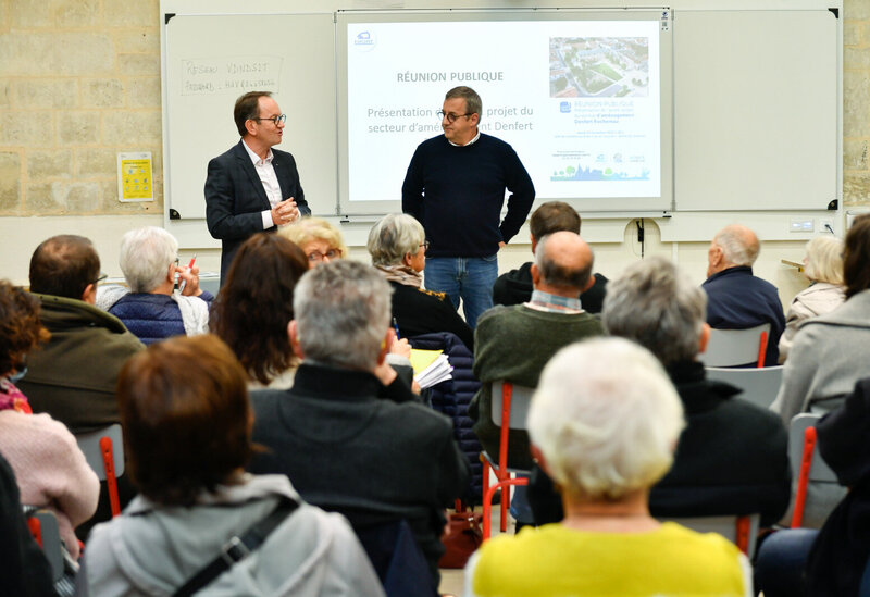 Reunion publique du projet de la Place Denfert Rochereau en presence de MM Six et Terrassin et des paysagistes espaces verts Remi Salles et Jean Remi Roche ainsi que l?architecte Guillaume Trocme
