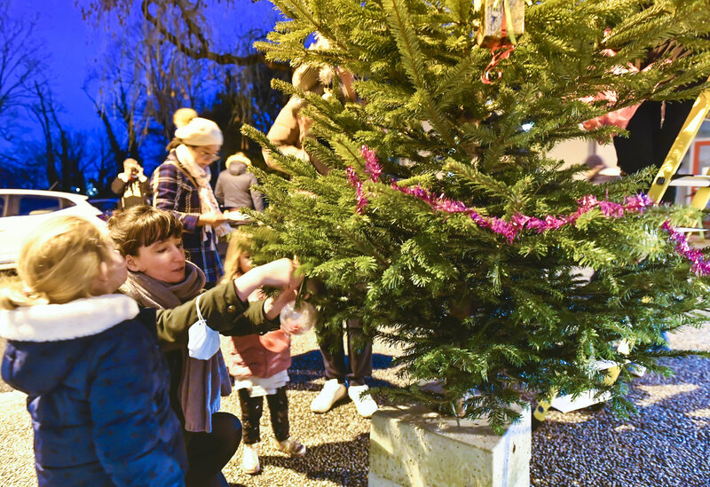 Decoration du sapin avec l?association de parents d?eleves le Comite d?animation pexinois et le conseil de quartier.