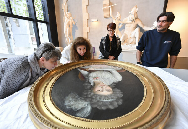 Déballage et examen des oeuvres prêtées par un collectionneur de Lons-le-Saunier (Jura) pour l'exposition Bernard d'Agesci ©Darri